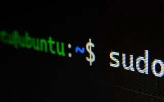 Claude CodeとCursorの違いを徹底解説。ターミナル型とエディタ型それぞれの得意分野、併用パターン、実際の開発フロー例を紹介します。