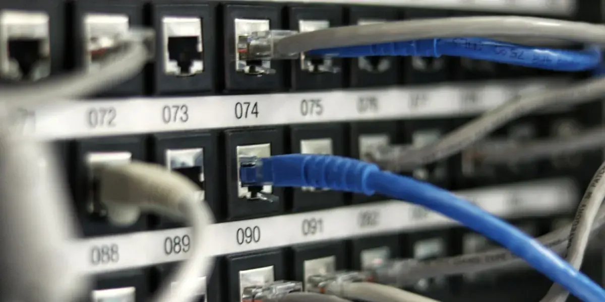 Cloudflare Pagesの使い方を実体験ベースで徹底解説。Vercel・Netlifyとの比較、プロジェクト作成手順、カスタムドメイン設定、Functions（サーバーレスAPI）、運用Tipsまで。