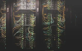 Vercelの制限が気になるエンジニア向けに代替サービスを徹底比較。Cloudflare Pages、Netlify、Railway、Fly.io等を料金・機能・制限で比較し、特にCloudflare Pagesの優位性を実体験ベースで解説します。
